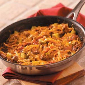 Cheeseburger Spaghetti, Taco Skillet Recipe, Taco Skillet, Cheeseburger Pasta, Beef Taco, Rachel Ray, Hamburger Recipes, Bacon Cheeseburger, Tacos Beef