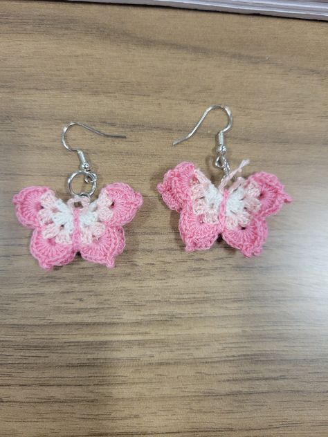 Handmade ombre butterfly earrings crocheted using DMC embroidery floss. The example is white-to-pink, but you can personalize it for white-to-any DMC color. Butterfly Tutorial, Crochet Butterfly Pattern, Diy Butterfly, Applique Tutorial, Crochet Jewelry Patterns, Crochet Butterfly, Dmc Embroidery Floss, Custom Crochet, Crochet Stitches For Beginners