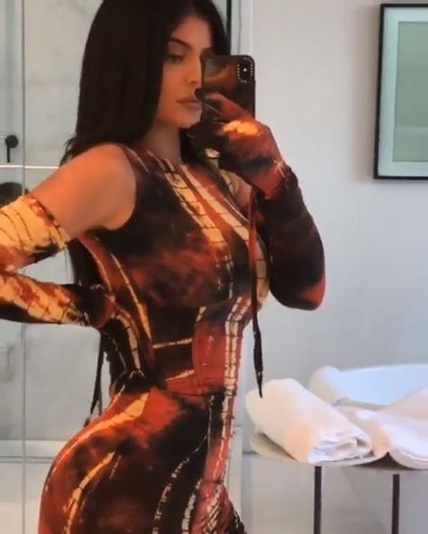 Kylie Jenner Twins With Stormi In Kim Shui Tie Dye Dress | SNOBETTE [Video] [Video] | Kylie jenner body, Kylie jenner look, Kylie jenner outfits Kylie Jenner Body, Kily Jenner, Ropa Kylie Jenner, Kim Shui, Stile Kylie Jenner, Kylie Jenner Gif, Kylie Jenner Photoshoot, Estilo Jenner, Outfits Sleeveless