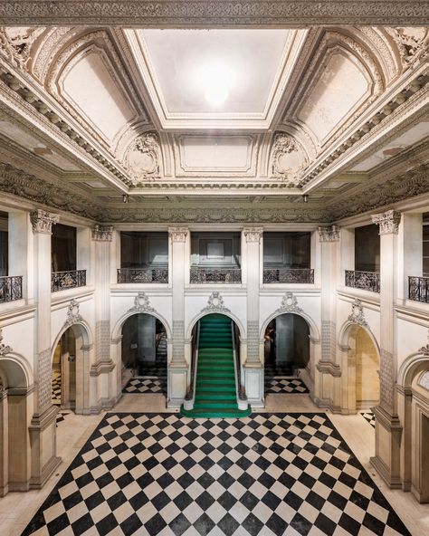 Lynnewood Hall, located in Elkins Park, Pennsylvania, is a Gilded Age mansion built between 1897 and 1900 for industrialist Peter A.B. Widener. Designed by renowned architect Horace Trumbauer, this 110-room Neoclassical Revival estate is one of the largest surviving Gilded Age mansions in the United States. Widener, a prominent figure in American business and an investor in the Titanic, used Lynnewood Hall to house his extensive art collection. Despite changing ownership and periods of neglec... Historic Mansion Interior, Gilded Age Interior Design, 1950s Mansion, Gilded Age House, Victorian Mansion Aesthetic, Horace Trumbauer, Victorian Ballroom, Lynnewood Hall, Gilded Age Mansions