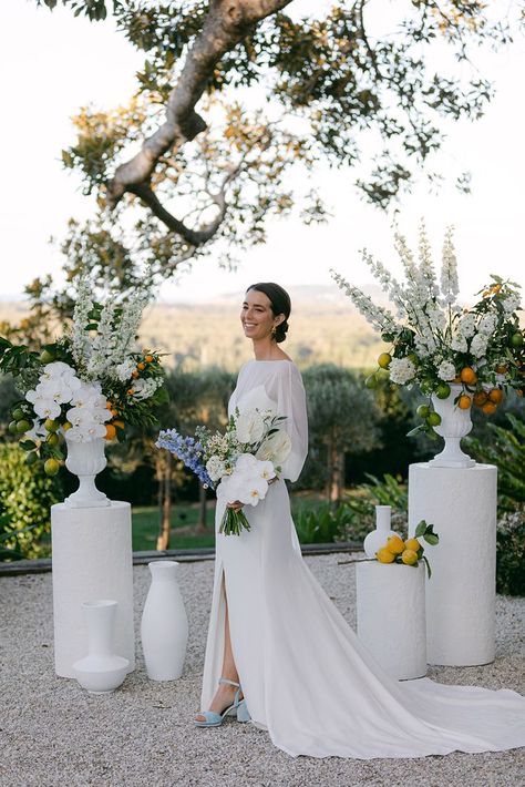 Wedding Arbour Alternative, Modern Tuscan Wedding, Wedding Flowers Italy, Italian Wedding Florals, Minimal Wedding Arch, Tuscan Wedding Dress, Italian Wedding Flowers, Wedding Arch Alternative, Wedding Alter Ideas