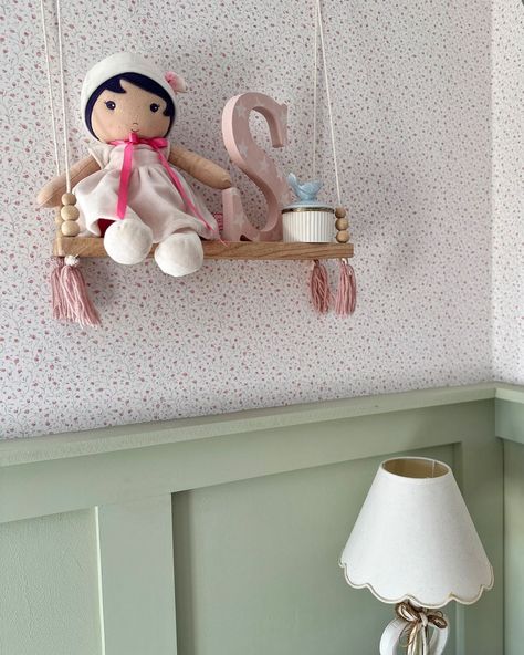 This is the sweetest little girls room ever!! Our Pretty Prints collection is a perfect place to start if your children’s bedrooms need a little re-fresh.💐 #bedroom #kids #girlsbedroom #interiordesign #walldecor #wallpaper #interiors Girls Room Board And Batten, Board And Batten Wallpaper, Wallpaper Paneling, Ditsy Floral Wallpaper, Wall Mounted Bookcase, Wallpaper Interiors, Batten Board, Little Library, Bedroom Kids