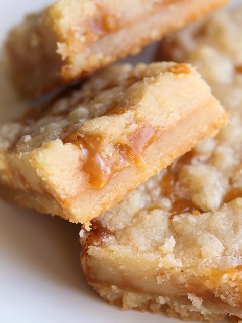 These Salted Caramel Butter bars are a buttery cookie dough, filled with a creamy, salted caramel that is so rich and beyond delicious. Salted Caramel Butter Bars, Caramel Butter Bars, Caramel Squares, Caramel Butter, Caramel Dessert Recipes, Fall Cookie Recipes, Crunch Bars, Caramel Desserts, Caramel Bars