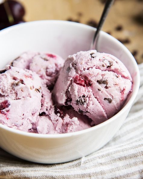 Raspberry Ice Cream Recipe, Black Raspberry Ice Cream, Frozen Yogurt Blueberries, Milk Cows, Blackberry Ice Cream, Dark Chocolate Ice Cream, Tasty Ice Cream, Carnivore Recipes, Blueberry Ice Cream