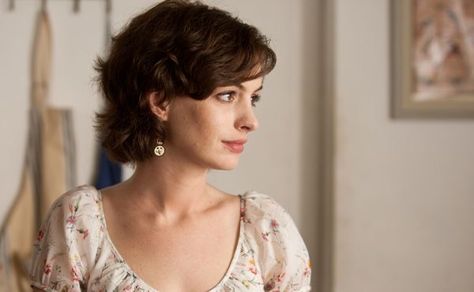 Anne Hathaway Short Hair, Short Hair Makeover, 80s Short Hair, Haircut Inspo, Really Short Hair, Hair Inspiration Short, Haircuts For Wavy Hair, Short Wavy Hair, Celebrity Trends