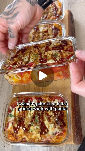 Neill Miller on Instagram: "Hunters BBQ Chicken Glass Bowl Meal Prep 😍  I thought I would test a glass bowl meal prep pasta dish…turns out it does work, and its a total banger 🙌  The 100ml of chicken stock and chopped tomatoes give it just enough moisture to cook the pasta without it being dry, just make sure you do it in the order shown in the video ✅   Serves 4  561 Calories per serving 54g Protein 48g Carbs 17g Fats   Ingredients: ▪️400g raw chicken ▪️200g rigatoni pasta  ▪️1/2 diced onion  ▪️1/2 red pepper ▪️1/2 green pepper ▪️6 rashers of bacon ▪️4 tsps lazy garlic  ▪️4 tsps tomato puree  ▪️2 cans of chopped tomatoes  ▪️100g grated mozzarella  ▪️100ml chicken stock  ▪️Salt - pepper - BBQ seasoning  ▪️Toppings: crispy onions, BBQ sauce, parsley  #mealprepideas #mealpreplife #lowcalor Meal Prep Pasta Bake, Rotisserie Meal Prep, Glass Meal Prep Recipes, Meal Prep Oven Bowls, One Bowl Meal Prep, Meal Prep Single Serve Bowls, Glass Dish Meal Prep, Glass Bowl Meal Prep Recipes, Glass Bowl Meal Prep