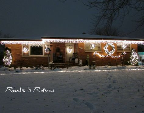 Small House Christmas Lights Outdoor, Roof Christmas Lights, Classic Entrance, Apartments Ideas, Exterior Christmas Lights, Rustic Front Porch, Home Decor Paint, Home Safety Tips, Christmas Lights Outside