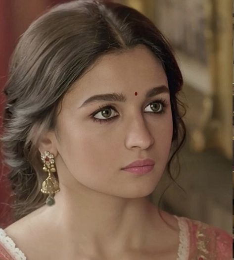 Alia Bhatt Kalank Makeup, Alia Bhatt In Kalank Dresses, Alia Bhatt As Roop Kalank, Kohl Eyes Indian, Alia Bhatt Makeup Looks, Alia Bhatt In Kalank, Roop Kalank, Alia Bhatt Kalank, Alia Bhatt Makeup