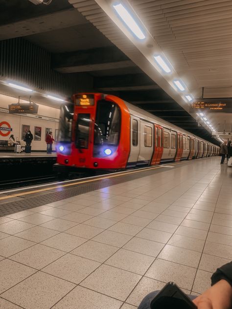 Photo of a London Subway driving into the Station. Subway Aesthetic, London Subway, London Underground Train, London Metro, Islington London, Circle Line, London Vibes, Subway Station, Orange Line