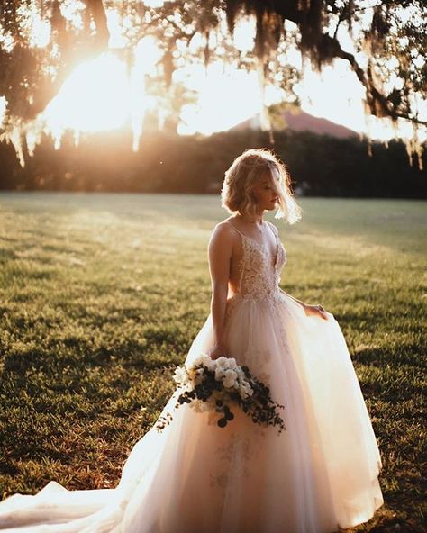 Style Me Pretty on Instagram: “Today’s editorial is extra special, as we’re sharing the story of a couple who decided on an intimate, last minute ceremony after their…” Barn Wedding Photos, Wedding Picture Poses, Wedding Photography Styles, Sunset Wedding, Wedding Photos Poses, Wedding Photography Poses, Wedding Photo Inspiration, Wedding Poses, Wedding Pics