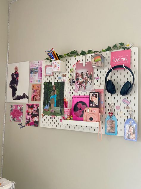 K Pop Peg Board, Pegboard Inspiration, Fangirl Room, Ikea Pegboard, Pegboard Organization, Future Room, Desk Ideas, Organizing Tips, Room Idea