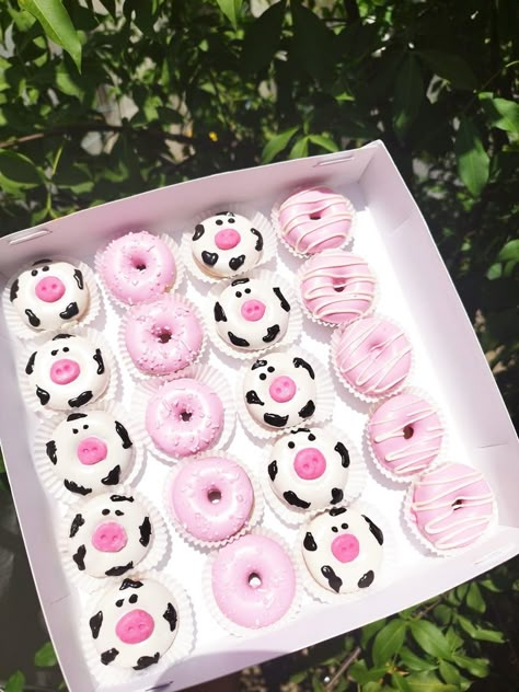 Cow Doughnut, Cute Mini Cupcakes, Donut Decorating Ideas, Donut Store, Donut Cupcakes, Donut Art, Food Business Ideas, Tiny Cakes, Birthday Party Snacks