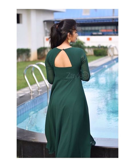 Boat Neck Kurti Back Design, Backside Design For Kurti, Straight Kurti Back Neck Designs, Chudidar Back Neck Design, Churidhar Back Designs, Chudithar Back Neck Design, Chinese Color Neck Kurtis, Back Neck For Kurti, Back Zip Kurti Design