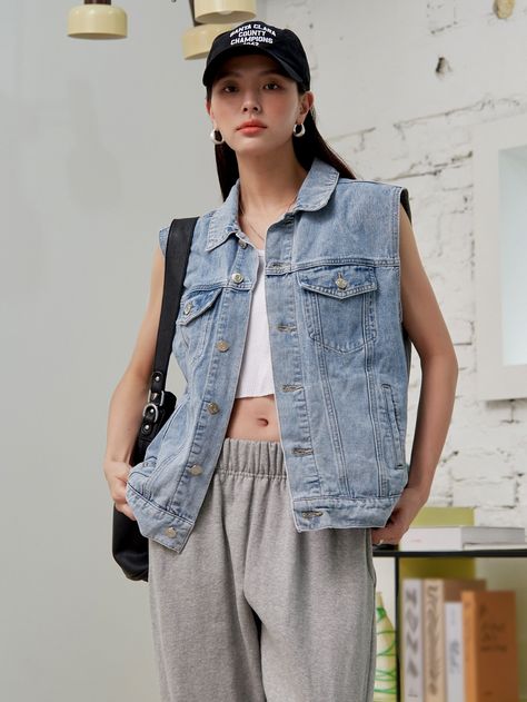 Jeans Sleeveless Jacket, How To Style Sleeveless Denim Jacket, Denim Vest Outfit 2023, Sleeveless Denim Jacket Outfit Women, Denim Vest Jacket Outfit, Vest Denim Outfit, Jean Vest Outfits Aesthetic, Denim Gilet Outfit Women, Jeans Vest Outfits For Women