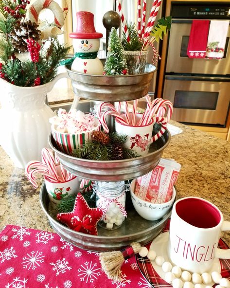 Hot Cocoa Bar Christmas, Christmas Trays, Cocoa Station, Tray Decor Christmas, Gingerbread Christmas Decor, Christmas Tray, Christmas Hot Chocolate, Tray Ideas, Christmas Kitchen Decor