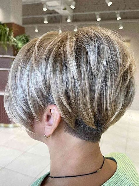 Fashionable Haircuts, Short Blonde Pixie, Kadeřnické Trendy, Pixie Bob Haircut, Golden Blonde Hair, Short Blonde Haircuts, Blonde Pixie Haircut, Blonde Pixie Cuts, Haircut For Thick Hair