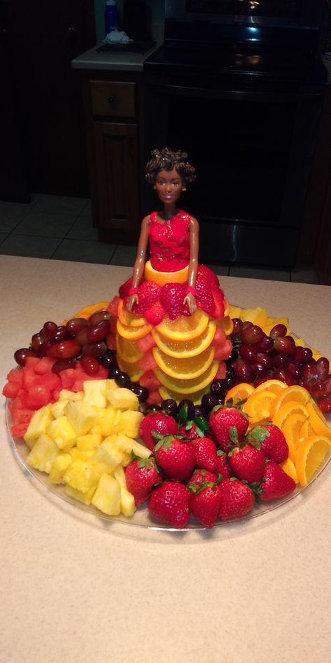 Barbie Veggie Tray, Princess Fruit Tray Ideas, Barbie Fruit Tray, Plateau Fruits, Ny Party, Fruit Presentation, Barbie Doll Birthday Cake, Fruit Birthday Cake, Barbie Birthday Cake