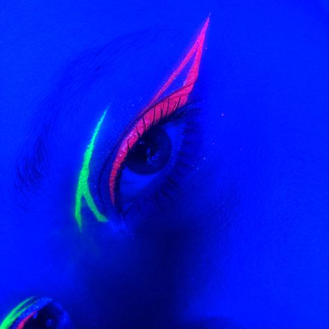 Bright Neon Eye Makeup, Neon Glow Makeup, Black Light Makeup Ideas, Glow In The Dark Makeup Ideas, Uv Party Outfit, Neon Light Makeup, Glow Party Makeup, Neon Party Makeup Ideas, Neon Party Makeup