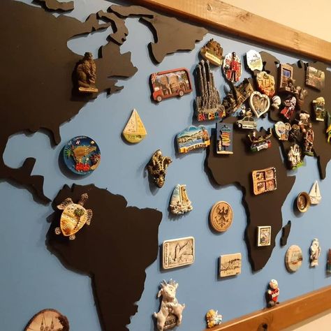 Travel Magnets Display Ideas, Travel Magnet Display Ideas, Travel Manifestation, Magnet Display, Travel Room Decor, Map Display, Souvenir Display, Travel Room, World Map Travel