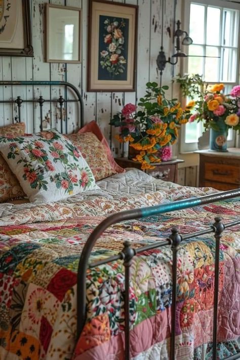 Greece Apartment, Vintage Bedroom Ideas, Bedroom Ideas Inspiration, Quilts Decor, Farm Cottage, Casa Vintage, Room Stuff, Cottage Interiors, Vintage Bedroom