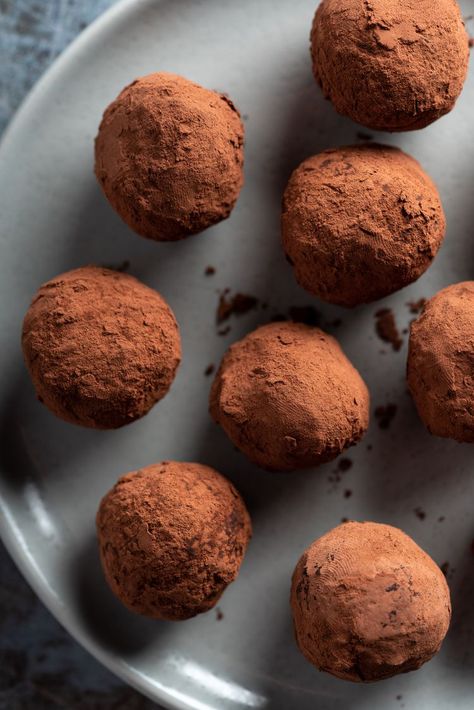 Chocolate Balls Recipe, Homemade Chocolate Truffles, Dark Chocolate Recipes, White Chocolate Truffles, Dark Chocolate Truffles, Truffle Recipe Chocolate, Truffle Recipe, Chocolate Truffle, Banana Flavored