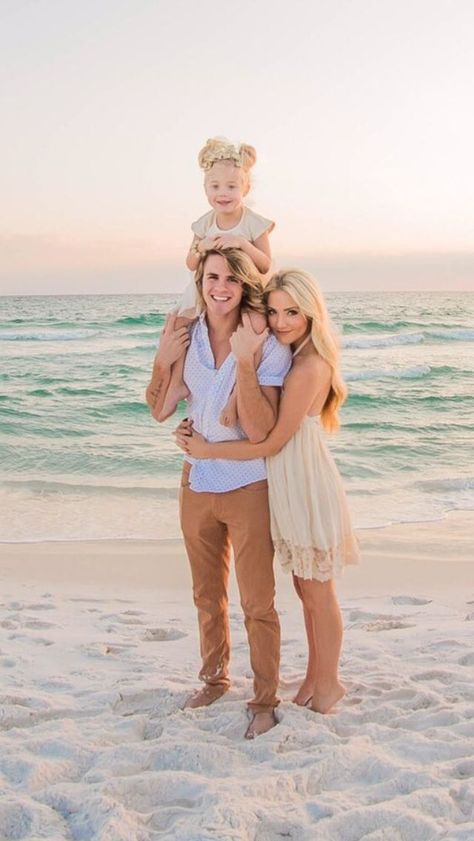 Savannah Soutas, Cole Labrant, Beach Photoshoot Family, Sav Labrant, Sav And Cole, Savannah Rose, Cole And Savannah, Labrant Family, Labrant Fam