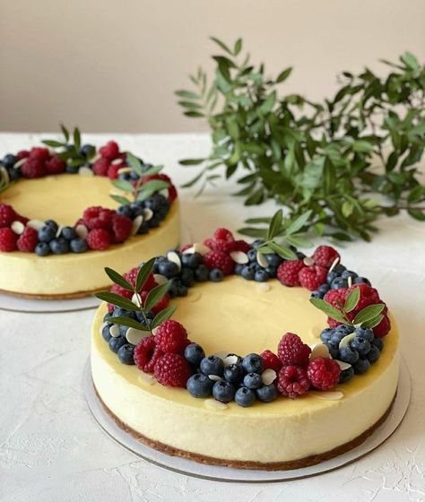 Cheescake Decor Christmas, Cheesecake Decorations Ideas, Sweet 16 Cheesecake Ideas, Cheesecake Designs Birthday, Simple Cheesecake Decoration, Cheesecake Birthday Cake Decoration, Birthday Cheesecake Decoration, Cheesecake Decoration Design, Decorating Cheesecake