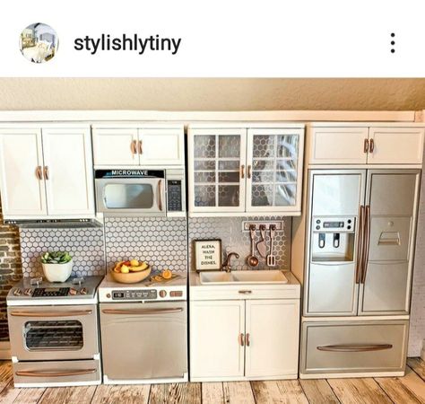 Barbie Kitchen Makeover, Barbie Kitchen Ideas, Barbie Kitchen Set, Dollhouse Kitchens, Dollhouse Makeover, Dollhouse Decorating, Glam Kitchen, Diy Barbie House, Diy Barbie Furniture