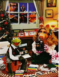 A Muppet Christmas, 1980s.  Loved Kermit and also Miss Piggy. Kermit And Miss Piggy, Muppets Christmas, 1980s Christmas, Sesame Street Muppets, Fraggle Rock, The Muppet Show, Disney Vintage, The Muppets, Miss Piggy