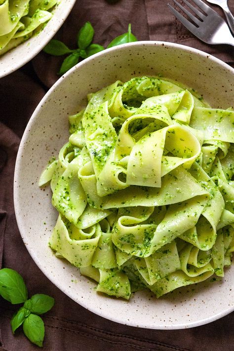 Pappardelle with Creamy Ricotta Pesto – pappardelle pasta in a creamy, garlicky pesto sauce infused with ricotta. Who would have thought that pesto could get any better? #pesto #pasta #pappardelle #italian #easy #quick #dinner #ricotta #sauce Ricotta Pesto, Fresh Pasta Dough, Baked Lasagna, Pappardelle Pasta, Caprese Pasta, Butter Pasta, Pesto Sauce, Fresh Pasta, Pesto Pasta