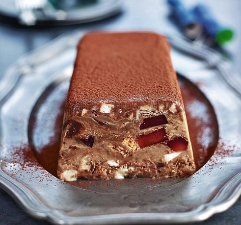 Luscious festive leftovers: Chocolate fridge cake with Christmas sweets Leftover Cake Ideas, Christmas Dinner Dessert, Chocolate Fridge Cake, Christmas Leftovers, Fridge Cake, Christmas Cakes Easy, Christmas Cake Recipes, Biscuit Cake, Leftover Cake