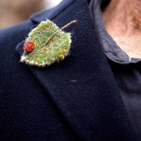 Needle Felted Ladybug, Fabric Brooch Diy, Handmade Brooches Ideas, Felted Brooches, Free Stitching, Ladybug Brooch, Needle Felted Brooch, Felted Jewelry, Needle Felting Diy