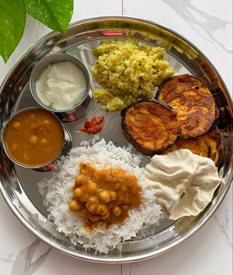 🌹 Rice 🌹kondakadalai kulambu 🌹 Curd 🌹 Cabbage stirfry 🌹 Eggplant toast ( https://youtu.be/ghqT52Iba3k) 🌹 Papad & pickle Eggplant Toast, Veg Recipes Indian, Indian Dinner Menu, Brinjal Fry, Lunch Thali, Recipes Indian Food, Food Combos, Recipes Veg, Historical India