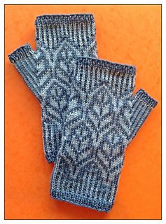 Hedgerow Fingerless Mitts by Mary Ann Stephens, this version by Tik-Knit, pattern available on Ravelry. Colorwork Fingerless Mittens, Colorwork Fingerless Gloves, Fingerless Gloves Knitting Pattern, Gloves Knitting Pattern, Gloves Knitting, Colorwork Knitting Patterns, Fingerless Gloves Knitted Pattern, Fair Isles, Colorwork Knitting