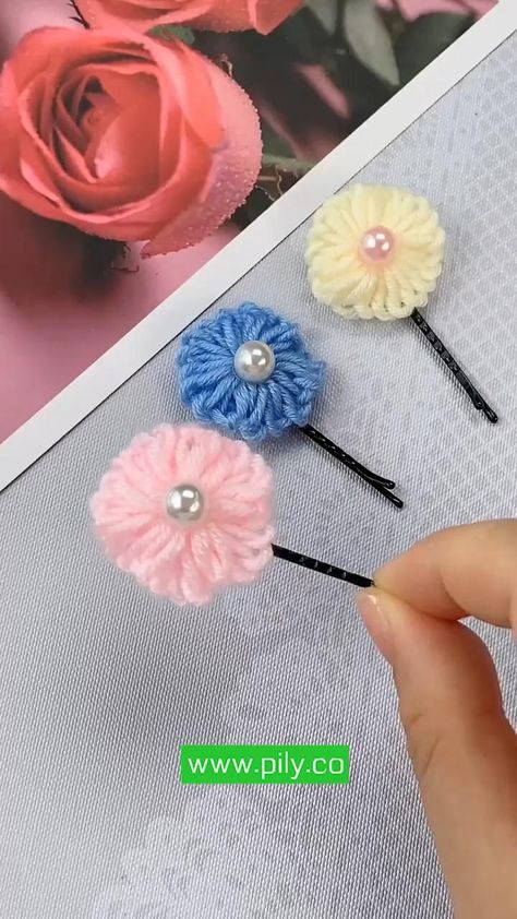 Wool Crafts Diy, Projek Menjahit, Kraf Kertas, Ribbon Crafts Diy, Yarn Flowers, Christmas Gift Basket Ideas, Diy Yarn Crafts, Handmade Flowers Fabric, Crochet Hair Accessories