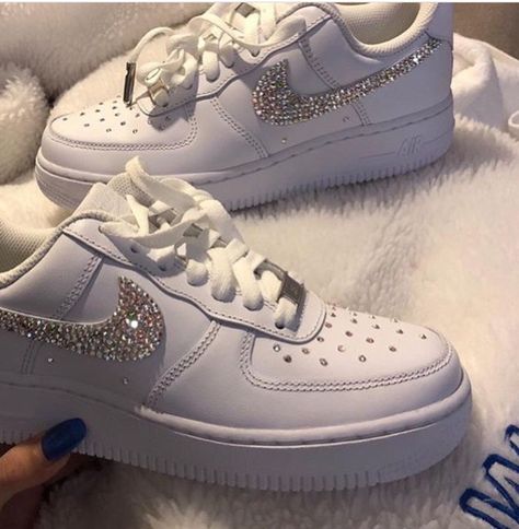 Muy bellas estas zapatillas sigueme para ver más sobre moda esss sapatillas resaltan mucho sobre todo el brillo me KEDE sin palabras mucha moda Bedazzled Af1, Bling Nike Shoes Cool, Bling Nike Af1, Rhinestone Af1, Nike Air Force 1 Custom Sparkle, Woman Sneakers, Baby Nike, Effective Exercises, Nike Shoes Air Force