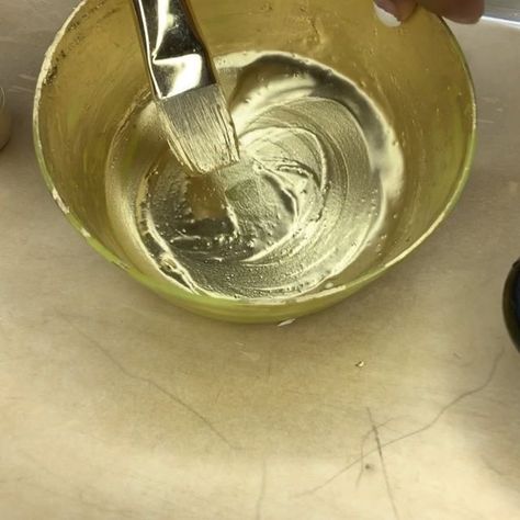 How To Make Edible Gold Paint, Gold Icing How To Make, What Colors Make Gold, Colour Cookies, Gold Edible Paint, Gold Oreos, Edible Gold Paint, Chocolate Modeling, Edible Gold Glitter