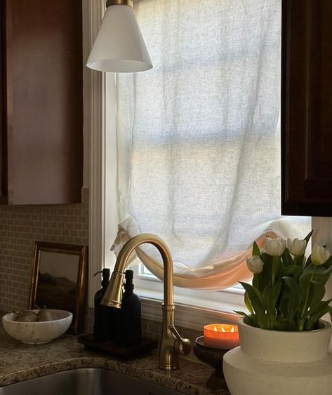 Chicology Home on Instagram: "Still thinking about our tulip Roman Shades in @peridotandpeonies.interiors ‘s kitchen🤩🌷The cordless shades are the ultimate blend of serenity and style, with the light-filtering fabric illuminating her home. We can’t get enough of this view!

Thanks for the inspo! Color: Tulip-White

#chicology #homedecor #cordlessromanshades #bambooblinds #windowtreatments #amazonhome #amazonfinds #kitchendecor #amazonhomedecor #interiordesign #ltk #ltkhome #tulip #modernwindowtreatments #homeinteriors Window blinds , home décor interior design window blinds" Cordless Shades, Tulip White, Modern Window Treatments, Cordless Roman Shades, Design Window, Bamboo Blinds, Amazon Home Decor, Window Blinds, Blinds For Windows