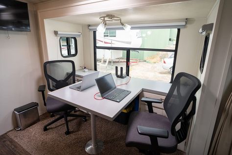 Fifth Wheel Office Space, Rv Dinette Desk Conversion, Desk In Rv, Rv Office Space, Rv Desk, Motorhome Hacks, Compound Living, Motorhome Life, Rv Office