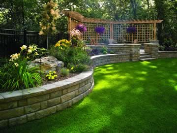 Diy Retaining Wall, Backyard Retaining Walls, Retaining Wall Design, Sloped Yard, Sloped Backyard, Stone Retaining Wall, Real Estat, Walled Garden, Landscape Designs