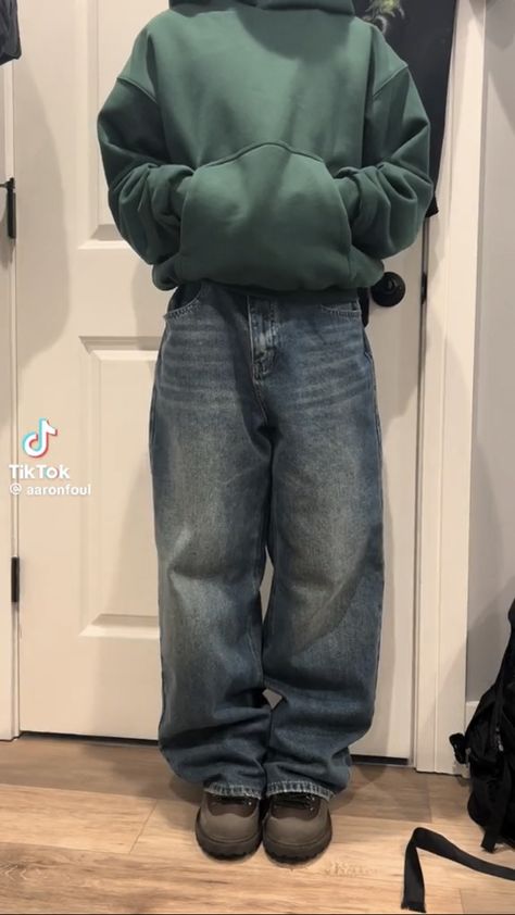 Light Baggy Jeans Outfit, Green Hoodie Outfit, Baggy Jeans Outfit, Green Jeans, Green Hoodie, Hoodie Outfit, Jeans Kids, Jeans Outfit, Teen Fashion Outfits