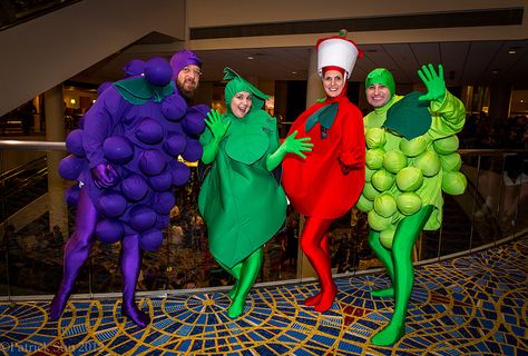 Fruit of the Loom Cosplayers | Dragon*Con 2012 Creative Cosplay, Fruit Costumes, Awesome Costumes, Halloween Everyday, Group Costumes, Cosplay Characters, Family Costumes, Couple Halloween, Diy Halloween Costumes