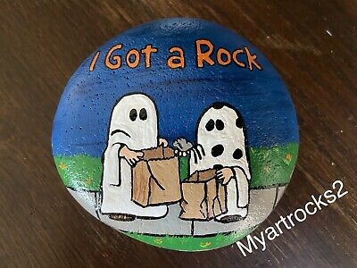 Charlie Brown Halloween Painting, I Got A Rock Charlie Brown, Peanuts Gang Painted Rocks, Charlie Brown Painted Rocks, Snoopy Painted Rocks, Fall Chalk Art, Halloween Charlie Brown, Fall Snoopy, I Got A Rock