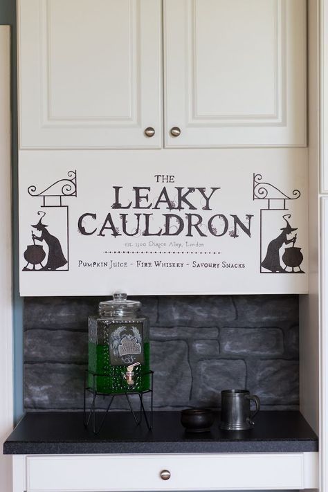 Harry Potter Kitchen, Harry Potter Bachelorette, Harry Potter Shower, The Leaky Cauldron, Harry Potter Party Decorations, Harry Potter Christmas Decorations, Imprimibles Harry Potter, Harry Potter Theme Birthday, Harry Potter Halloween Party