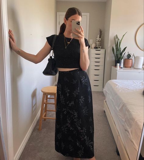 90s Maxi Skirt Outfit, 90s Midi Skirt Outfit, Maxi Skirt Outfit Aesthetic, Floral Maxi Skirt Outfit, Maxi Skirt 90s, Thrift Tips, 90s Maxi Skirt, Black Maxi Skirt Outfit, Black Floral Maxi Skirt