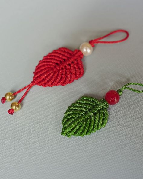 DIY leaf Keychain with macrame | macramé | DIY leaf Keychain with macrame | By Arts&Crafts | Facebook Horse Tapestry, Leaf Keychain, Knot Keychain, Diy Leaf, Macrame Leaf, Macrame Thread, Diy Leaves, Macrame Purse, Small Macrame