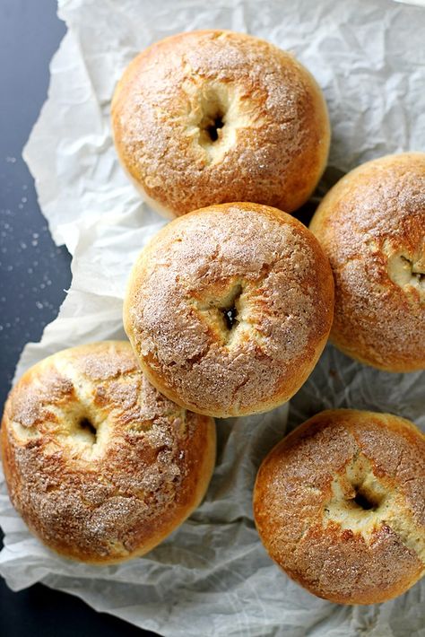 French Toast Bagels Recipe -- Homemade bagels that taste just like French toast with cinnamon, sugar and maple flavors. You're going to LOVE these. girlversusdough.com @girlversusdough #girlversusdough #breadrecipe #breakfast Rosemary Bagels, French Toast Bagel Recipe, French Toast Bagels, Berry Baked Oatmeal, Bagel Recipes, Ham Quiche, Red Star Yeast, Homemade French Toast, Bagels Recipe