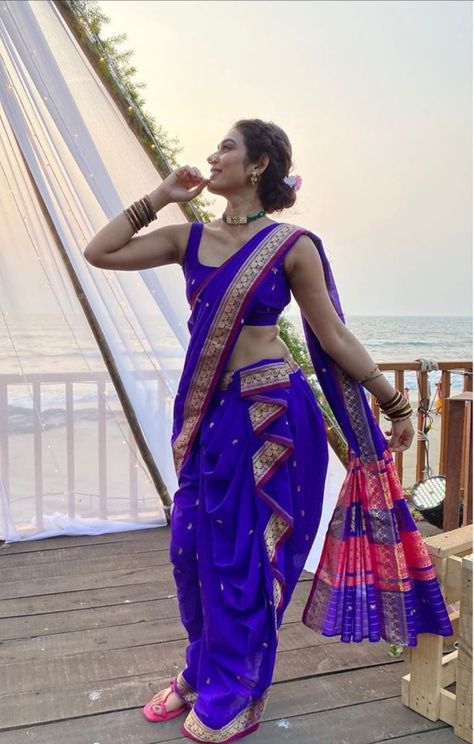 Kasta Saree Poses, Kasta Saree Look, Blue Nauvari Saree, Saree Poses For Instagram, Saree Poses Ideas, Types Of Saree, Photoshoot Saree, Ideas For Photoshoot, Bale Dance