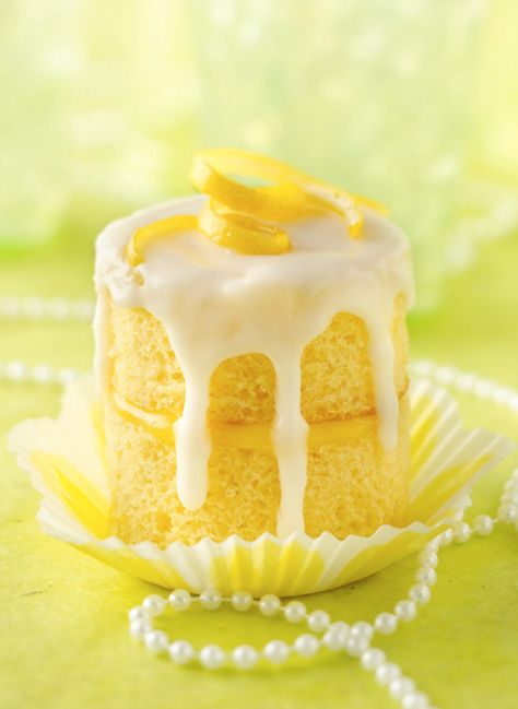 Bubbly makes everything better—including lemon cupcakes! This elegant dessert has just the right amount of citrus flavor in the filling and glaze. Look for lemon curd in the preserves and jellies section of your supermarket; it makes the cupcakes perfectly moist, sweet and tart. Champagne Celebration, Betty Crocker Cake, Champagne Cupcakes, Lemon Curd Filling, Cake Mini, Betty Crocker, Mini Desserts, Sweets Treats, Let Them Eat Cake