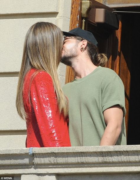 Tom Kaulitz Girlfriend, Heidi Klum Style, Single And Ready To Mingle, Rocker Look, Cropped Sweatpants, Georg Listing, Honeymoon Phase, White Tennis Shoes, Afternoon Dress